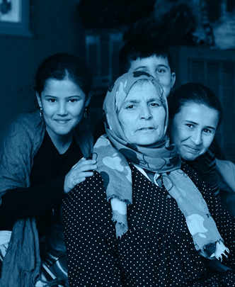 Mujer sentada junto a tres niños en una imagen con tono azul.