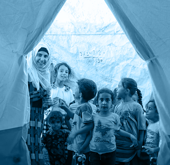 Mujer sonriendo junto a varios niños dentro de una tienda de campaña, con tono azul.