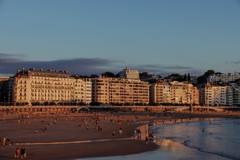 Donostia-San Sebastián acoge la exposición Fronteras del clima de Santi Palacios.